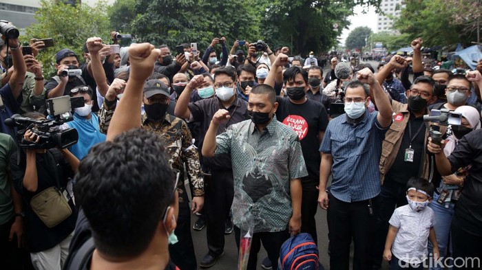 Novel Baswedan dkk Resmi Dipecat KPK Novel Baswedan dan pegawai yang tidak lolos TWK lainnya resmi dipecat KPK hari ini. Mereka sempat meletakkan kartu identitasnya di depan Gedung Merah Putih KPK.
