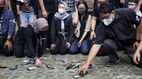 Mereka sempat meletakkan kartu identitasnya di depan Gedung Merah Putih KPK.