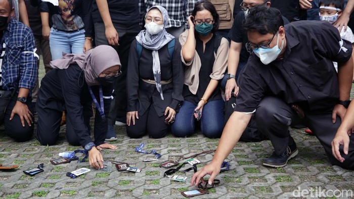 Novel Baswedan dan pegawai yang tidak lolos TWK lainnya resmi dipecat KPK hari ini. Mereka sempat meletakkan kartu identitasnya di depan Gedung Merah Putih KPK.
