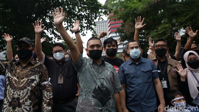 Novel Baswedan dan pegawai yang tidak lolos TWK lainnya resmi dipecat KPK hari ini. Mereka sempat meletakkan kartu identitasnya di depan Gedung Merah Putih KPK.
