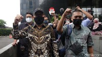 Novel Baswedan dan pegawai lainnya terlihat berjalan didampingi keluarganya. Mereka berjalan menuju gedung Dewas KPK atau gedung ACLC.
