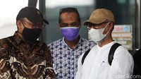 Novel Baswedan berbicara dengan eks pimpinan KPK Abraham Samad dan Bambang Widjojanto.
