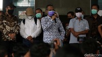 Abraham Samad dan Bambang Widjojanto juga sempat berorasi memprotes pemecatan ini.