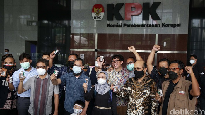 Novel Baswedan dan pegawai yang tidak lolos TWK lainnya resmi dipecat KPK hari ini. Mereka sempat meletakkan kartu identitasnya di depan Gedung Merah Putih KPK.