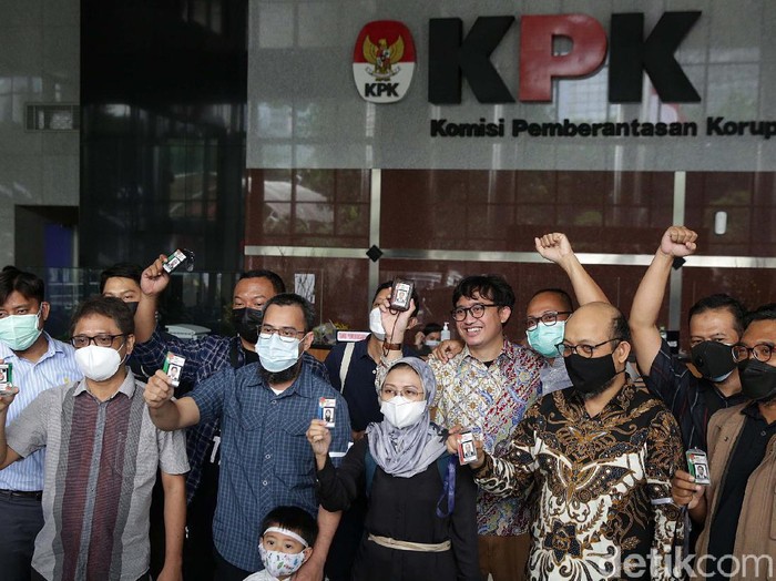 Novel Baswedan dan pegawai yang tidak lolos TWK lainnya resmi dipecat KPK hari ini. Mereka sempat meletakkan kartu identitasnya di depan Gedung Merah Putih KPK.