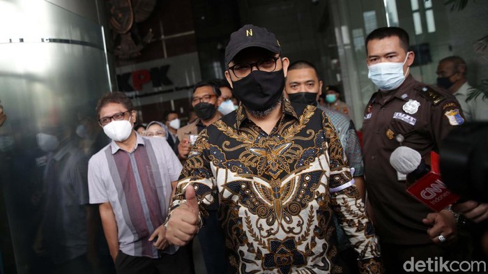 Novel Baswedan dan pegawai yang tidak lolos TWK lainnya resmi dipecat KPK hari ini. Mereka sempat meletakkan kartu identitasnya di depan Gedung Merah Putih KPK.