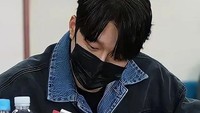Jang Ki Yong bertransformasi sebagai Yoon Jae Guk, fotografer lepas yang tampan dan cerdas. Foto: (dok. SBS)