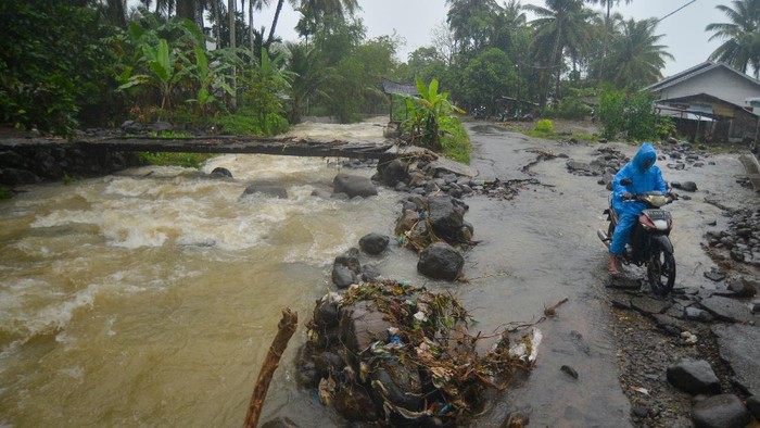 Banjir bandang landa kawasan Kabupaten Padang Pariaman, Sumatera Barat. Hujan berintensitas tinggi diketahui jadi penyebab banjir bandang terjadi di daerah itu.