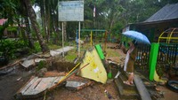 Warga melihat kondisi pagar beton yang roboh usai diterjang banjir bandang di Kuliek, Nagari Sungai Buluah Timur, Kabupaten Padang Pariaman, Sumatera Barat, Kamis (30/9/2021).