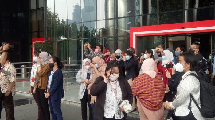 Pegawai KPK melepas kepergian Novel Baswedan dkk