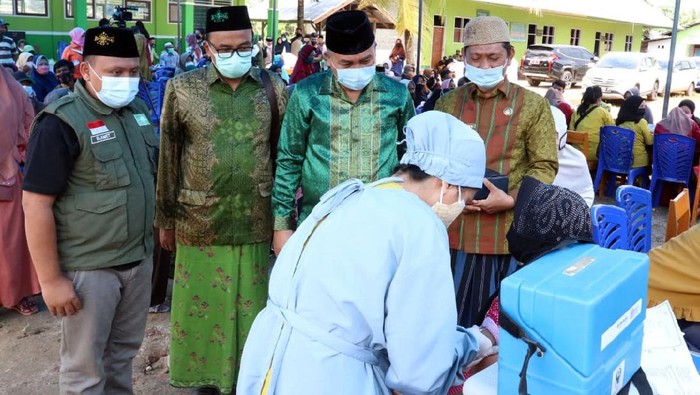 Pelajar-Santri di Konawe Juga Ikut Jalani Vaksinasi Guna mendukung program pemerintah dalam vaksinasi nasional, berbagai pihak terus menggejot guna mengejar herd immunity.