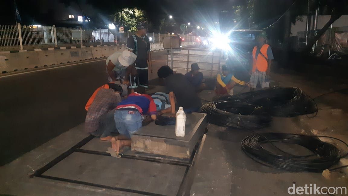 Pemasangan kabel utilitas di dalam manhole SJUT. (Danu Damarjati/detikcom)
