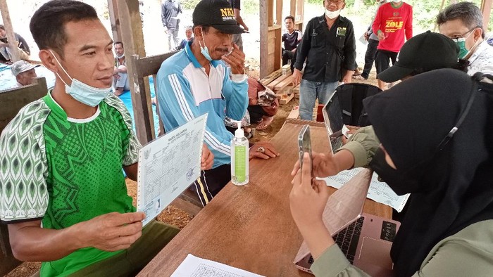 PT Royal Lestari Utama (RLU) terus memberdayakan mitranya dari Kelompok Tani Hutan yang berada disekitar lokasi guna mencipta lapangan kerja.