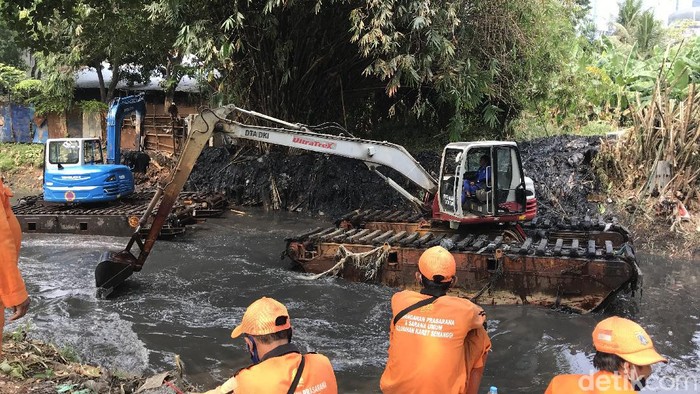 Pemkot Jaksel lakukan pengerukan Kali Krukut.
