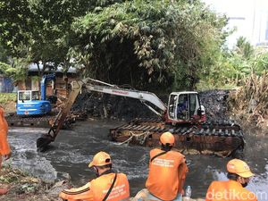 Pemkot Jaksel Keruk Kali Krukut Antisipasi Banjir di Kemang