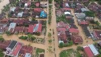 Foto udara banjir merendam permukiman di Nagari Kasang, Kabupaten Padang Pariaman, Sumatera Barat, Kamis (30/9/2021).