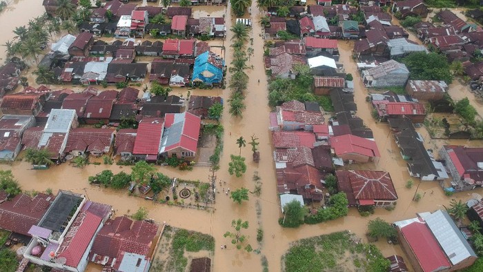 Penampakan dari Udara Banjir yang Merendam Padang Pariaman Banjir merendam area permukiman warga di Kabupaten Padang Pariaman, Sumatera Barat. Ketinggian air yang merendam rumah warga itu mencapai 100 cm.