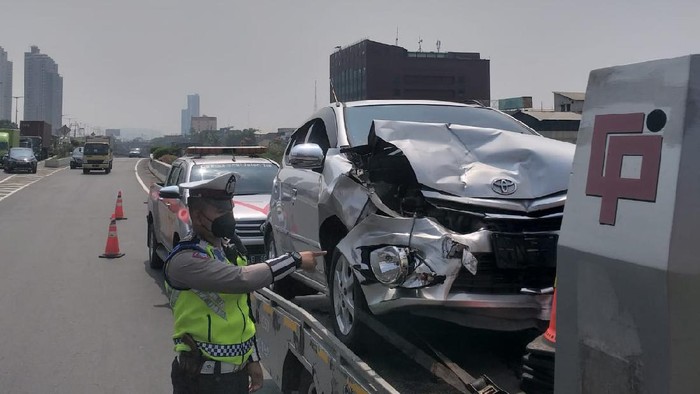 Polisi evakuasi 6 kendaraan yang terlibat kecelakaan beruntun di Tol Ancol Barat (dok.istimewa)