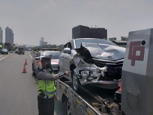 Tabrakan Beruntun di Tol Ancol Barat, 6 Mobil Ringsek
