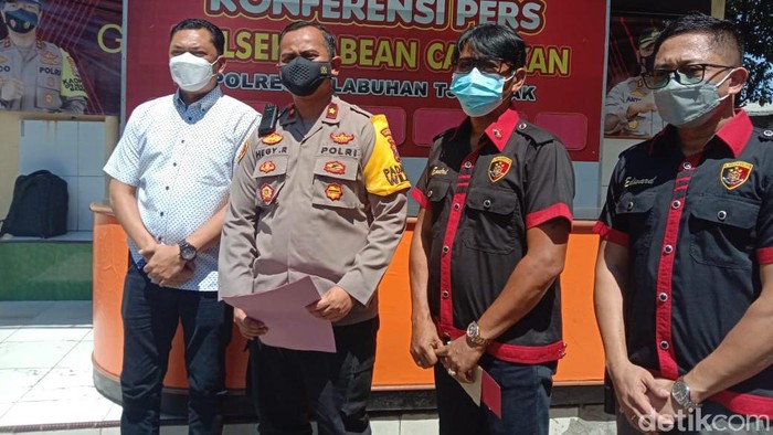Tersangka kasus sabu di Surabaya tewas dalam perjalanan ke RS, usai ditembak karena berusaha kabur usai tertangkap. Ia kabur saat polisi melakukan interogasi.