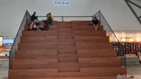 Sempat menjadi pusat aktivitas filateli hingga coworking space, Gedung Filateli saat ini lebih dikenal sebagai tempat hangout. Gedung ini dikelola berdasarkan kolaborasi PT Pos Indonesia dengan pihak swasta yakni PT Ruang Kreatif Pos yang kemudian membentuk Pos Bloc Jakarta. Foto: Putu Intan/detikcom