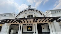 Gedung Filateli merupakan salah satu bangunan peninggalan Belanda yang sampai sekarang masih berdiri megah. Gedung ini dulunya bernama Post Telefon en Telegraf yang difungsikan sebagai kantor pos sejak 1860-an. Foto: Putu Intan/detikcom
