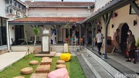 Memasuki era kemerdekaan, gedung ini difungsikan untuk melayani pos, telepon, dan telegram. Barulah setelah itu, gedung itu difungsikan sebagai pelayanan filateli setelah Gedung Pos Ibukota berdiri. Foto: Putu Intan/detikcom