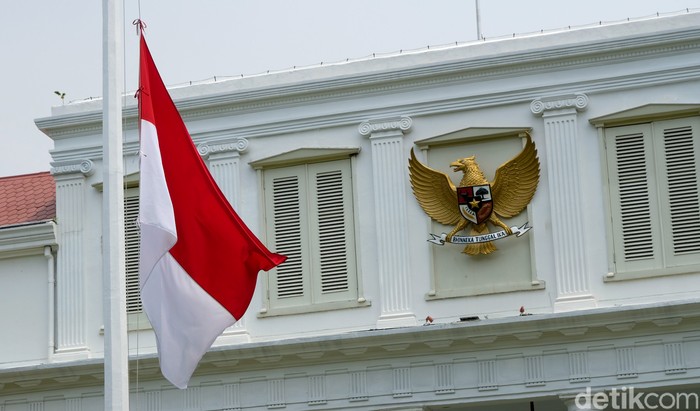 Bendera setengah tiang berkibar di Istana Negara-kantor pemerintahan di Bandung. Hal itu dilakukan untuk memperingati peristiwa 30 September 1965.