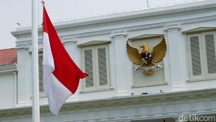 Bendera setengah tiang berkibar di Istana Negara-kantor pemerintahan di Bandung. Hal itu dilakukan untuk memperingati peristiwa 30 September 1965.