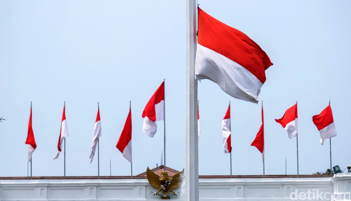Bendera setengah tiang berkibar di Istana Negara-kantor pemerintahan di Bandung. Hal itu dilakukan untuk memperingati peristiwa 30 September 1965.