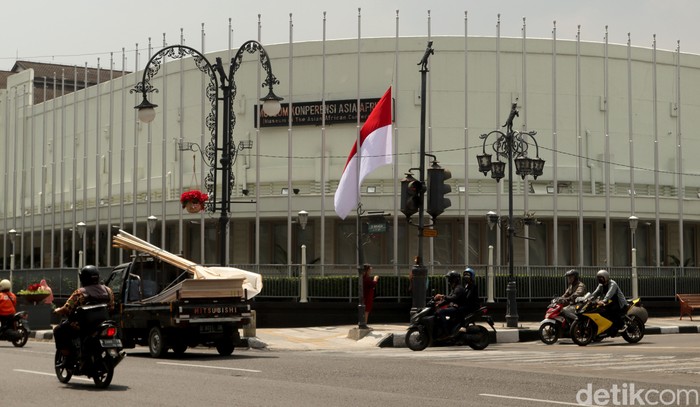 Bendera setengah tiang berkibar di Istana Negara-kantor pemerintahan di Bandung. Hal itu dilakukan untuk memperingati peristiwa 30 September 1965.