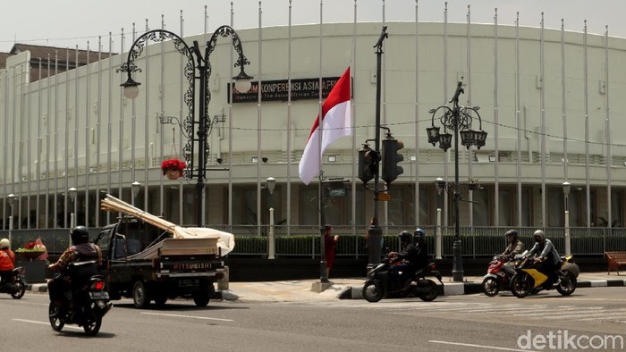 Bendera setengah tiang berkibar di Istana Negara-kantor pemerintahan di Bandung. Hal itu dilakukan untuk memperingati peristiwa 30 September 1965.
