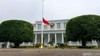 Bendera setengah tiang terpantau di halaman Istana Negara serta halaman depan Istana Merdeka, Jakarta, Kamis (30/9/2021). Andhika Prasetia/Detikcom.