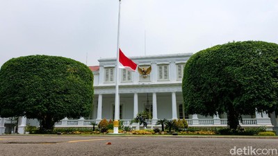 Potret Bendera Setengah Tiang di Istana Negara-Kantor Pemerintah Bandung