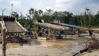 Polres Kuantan Singingi, Riau, kembali menggelar operasi penambangan emas tanpa izin (PETI) dengan menggerebek lokasi tambang emas ilegal. Dalam operasinya, 15 mesin tambang emas ilegal dimusnahkan.