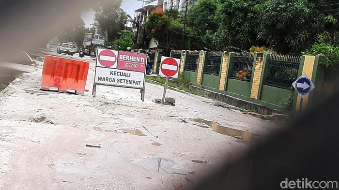 Proyek instalasi pengelolaan air limbah (IPAL) di Pekanbaru, Riau, bikin cemas masyarakat. Bagaimana tidak, proyek tersebut menyebabkan jalan rusak dan ekonomi terganggu.
