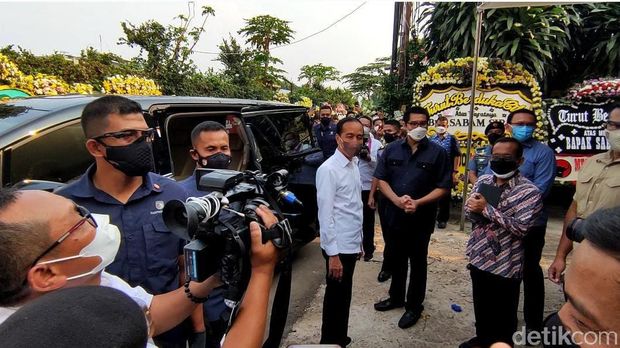 Presiden Jokowi Melayat ke Rumah Duka Sabam Sirait