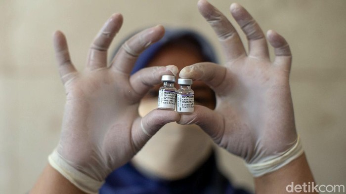Ratusan siswa SMK di Bekasi mengikuti kegiatan vaksinasi COVID-19. Program vaksinasi massal gencar dilakukan demi mencapai herd immunity.