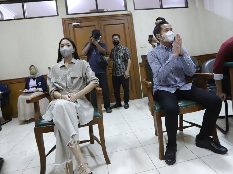 Usai Isu Selingkuh, Ini Momen Perdana Ririn Dwi Ariyanti-Aldi Bragi Hadiri Sidang Cerai