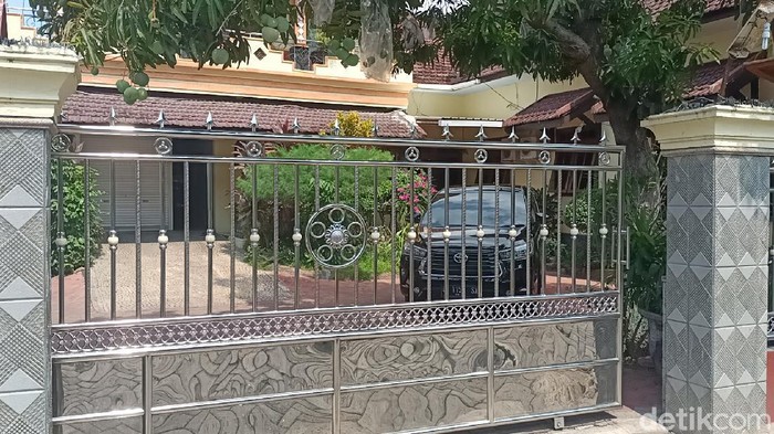 KPK terus mencari dokumen dan barang elektronik yang berkaitan dengan kasus jual beli jabatan Pj Kades. Kali ini, KPK menggeledah rumah Sekda Kabupaten Probolinggo, Soeparwiyono.