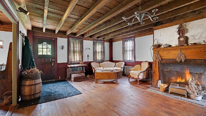 Rumah The Conjuring dijual.