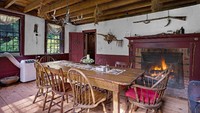 Inilah penampakan ruang makan yang bernuansa merah. Ruangan ini dilengkapi dengan meja makan kayu. Foto: dok. Blueflash/Mott & Chace Sotheby’s International Realty