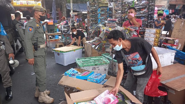 Satpol PP Jakbar bubarkan PKL di Pasar Pagi Asemkan karena kerap bikin macet