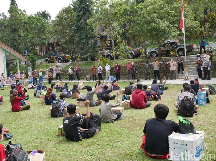 Sebanyak 66 siswa SMPN 4 Mrebet Purbalingga dipulangkan dari isolasi terpusat, Kamis (30/9/2021).
