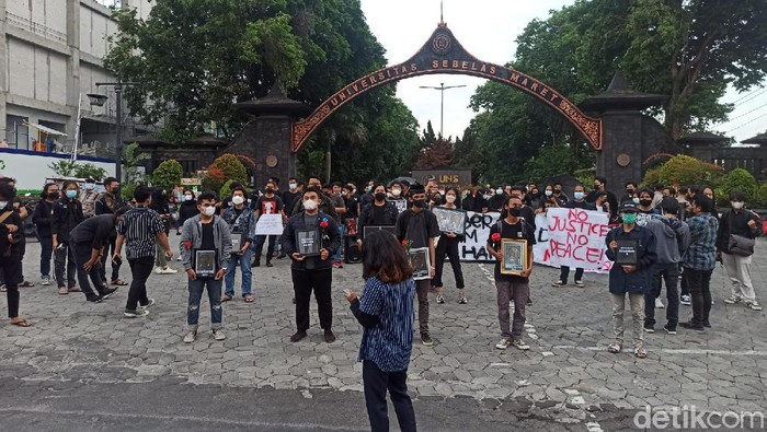 Sejumlah mahasiswa gelar aksi peringati September Hitam di depan gerbang UNS