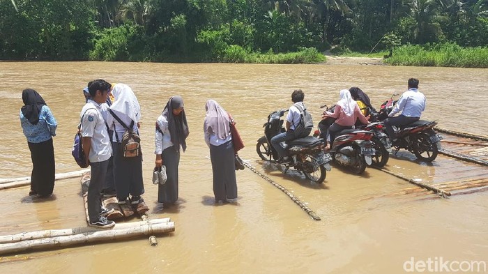 Sejumlah pelajar di Polewali Mandar terpaksa menyeberangi sungai demi ke sekolah