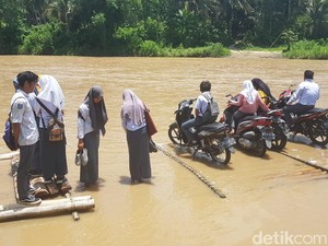 Pelajar di Polman Sulbar Terpaksa Seberangi Sungai Deras Demi ke Sekolah