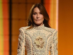 Potret Memesona Eks Ibu Negara Prancis Hingga Naomi Campbell di Show Balmain