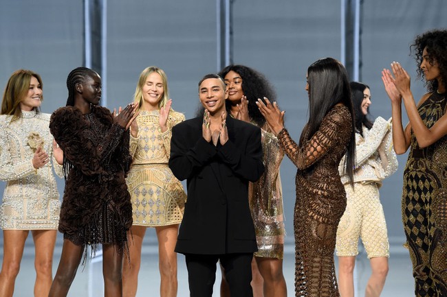 Dalam pidatonya di sela-sela fashion show perayaan 10 tahun dirinya berkarya, desainer Balmain, Olivier Rousteing menyampaikan harapannya. “Untuk 10 tahun ke depan, aku ingin terus mendorong lingkungan yang lebih inklusi, demokrasi dan keterbukaan,” kata Rousteing. Foto: Getty Images