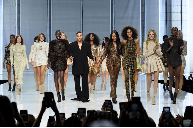 Fashion show yang berlangsung pada 29 September 2021 di La Seine Musicale, Paris itu merupakan bagian dari perayaan 10 tahun desainer Balmain, Olivier Rousteing, berkarya. Foto: Getty Images